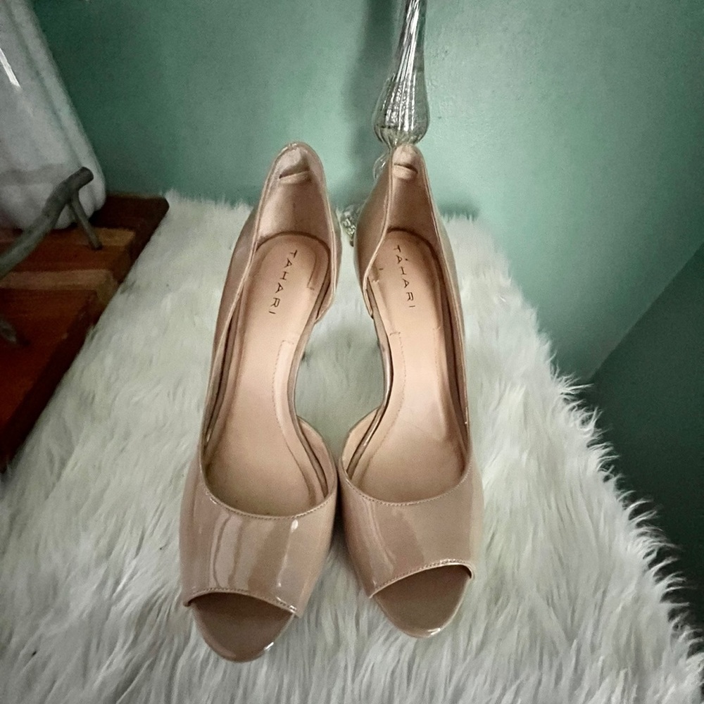 TAHARI BAILLYN Size 7M pattens leather peep toe heels. Nude color